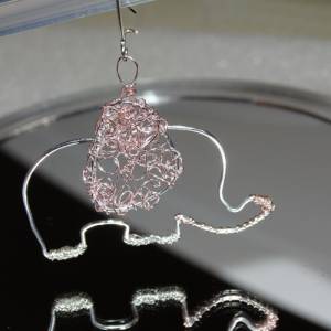 Elefanten Ohrringe aus Silberdraht, handgeformt, mit rosa Draht umwickelt, Haken aus 925 Sterlingsilber, filigran, niedl Bild 1