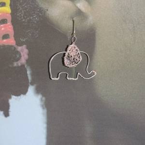 Elefanten Ohrringe aus Silberdraht, handgeformt, mit rosa Draht umwickelt, Haken aus 925 Sterlingsilber, filigran, niedl Bild 2