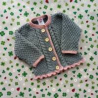 Trachtenjacke für Mädchen Strickjacke Pullover grau rosa handgestrickt Taufkleidung Hochzeit Dirndl Zopfmuster Geschenk Bild 1