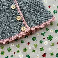 Trachtenjacke für Mädchen Strickjacke Pullover grau rosa handgestrickt Taufkleidung Hochzeit Dirndl Zopfmuster Geschenk Bild 2