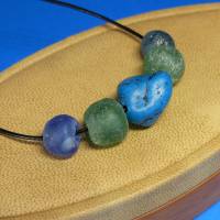 Halskette mit Perlen, Howlith Nugget und Glasperlen antik, Lederband mit Schiebeknoten, Farbwahl, Wikingerlook, unisex Bild 1