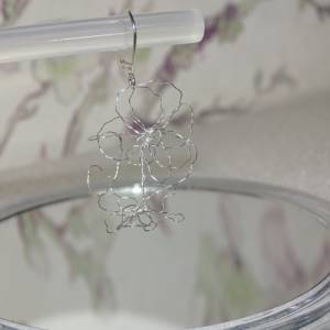 zarte Blumenohrringe aus Silberdraht, ringförmig, handgeformt, Haken aus 925 Sterlingsilber, filigran, Statement, leicht Bild 3