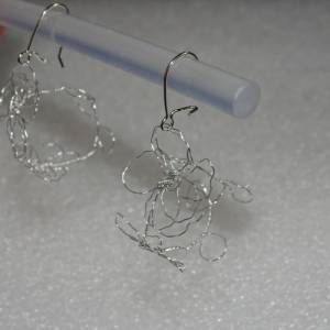 zarte Blumenohrringe aus Silberdraht, ringförmig, handgeformt, Haken aus 925 Sterlingsilber, filigran, Statement, leicht Bild 8