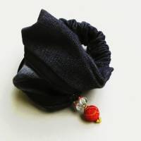 Praktische Handgelenkbörse von uns entworfen und gefertigt aus schwarzem Jeansstoff mit Reisverschluss und Lavaperle Bild 3
