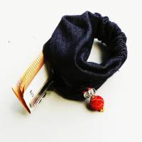 Praktische Handgelenkbörse von uns entworfen und gefertigt aus schwarzem Jeansstoff mit Reisverschluss und Lavaperle Bild 5