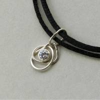 Süßer kleiner Silberanhänger in Knotenform mit Glitzerstein, mit verstellbarem Seidenband, Handgemacht Bild 1