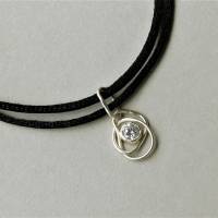 Süßer kleiner Silberanhänger in Knotenform mit Glitzerstein, Perfekt als Unikat gearbeit Ein Seidenband dient als Kette. Bild 2