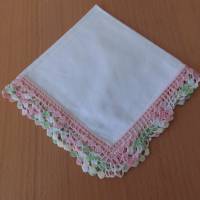 Taschentuch Baumwolle in Weiß mit Häkelspitze in rosa, hellgelb und grün Handarbeit Vintage 1980er Jahren Bild 2