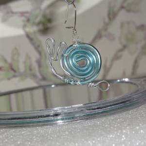 Handgefertigte leichte Schneckenohrringe aus blauem und silbernem Draht von Blumenmeer Drahtkunst Bild 3