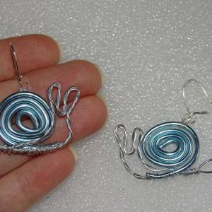Handgefertigte leichte Schneckenohrringe aus blauem und silbernem Draht von Blumenmeer Drahtkunst Bild 6