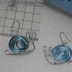 Handgefertigte leichte Schneckenohrringe aus blauem und silbernem Draht von Blumenmeer Drahtkunst Bild 7