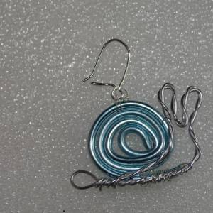 Handgefertigte leichte Schneckenohrringe aus blauem und silbernem Draht von Blumenmeer Drahtkunst Bild 9