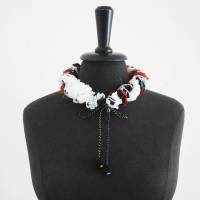 Halskrause aus Biobaumwolle mit handgemachten Bändern und bestickten Perlen-Kugeln Bild 7