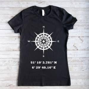 T-Shirt mit Kompass und eigenen GPS-Koordinaten, Damen T-Shirt mit GPS-Daten,GPS Koordinaten auf schwarzem T-Shirt Bild 1