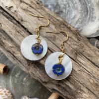 Ohrringe „Blue Flowers“ - Ohrringe aus Edelstahl mit großen Perlmuttscheiben und blauen Glas-Blumen Bild 5
