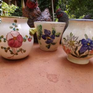 3 kleine VasenTöpfe Krüge Bauernmalerei handbemalt Blumen Enzian Cottage Landhaus Bild 2