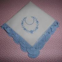 Taschentuch Baumwolle in Weiß mit hellblauer Häkelspitze Handarbeit Vintage 1980er Jahren Bild 2
