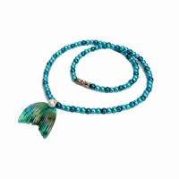 Perlenkette "Mermaid" mit Anhänger: Türkisgrüner Meerjungfrauen-Schmuck mit weißer Perle Bild 2