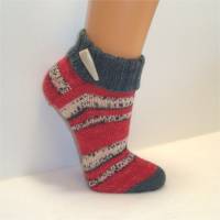 handgestrickte Socken Gr. 40-41, Kurzsocken, Damensocken, Damenstrümpfe in rot, grau und weiß Bild 5