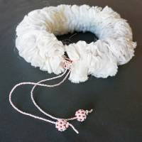 UNIKAT weiße handgemachte Halskrause aus upcycling Stoff mit Bändern und Perlen-Kugeln Bild 8