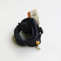 Praktische Handgelenkbörse von uns entworfen und gefertigt aus schwarzem Jeansstoff und  Perl -Tropfen als Schmuckteil Bild 6