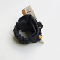 Praktische Handgelenkbörse von uns entworfen und gefertigt aus schwarzem Jeansstoff und  Perl -Tropfen als Schmuckteil Bild 7