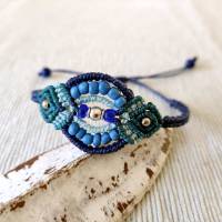 bezauberndes Makramee Armband in Blautönen mit petrolfarbenen Akzenten und kleinen Perlen in blau und silber Bild 1