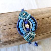 bezauberndes Makramee Armband in Blautönen mit petrolfarbenen Akzenten und kleinen Perlen in blau und silber Bild 2