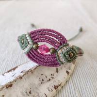 bezauberndes Makramee Armband in einer Farbkombination aus lila und grün mit Perlen Bild 1