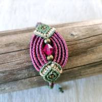 bezauberndes Makramee Armband in einer Farbkombination aus lila und grün mit Perlen Bild 2