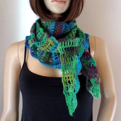 Leichtes kleines Schaltuch, Halstuch mit hübscher Musterkante und tollem Farbverlauf, Dreieckstuch, gehäkelt
