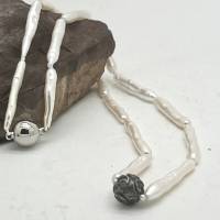 Perlenkette mit weißen schmalen Süßwasserperlen und einer schwarzen geschnitzten Tahitiperle Bild 2