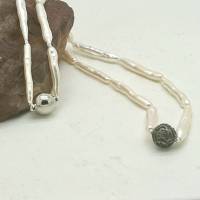 Perlenkette mit weißen schmalen Süßwasserperlen und einer schwarzen geschnitzten Tahitiperle Bild 6