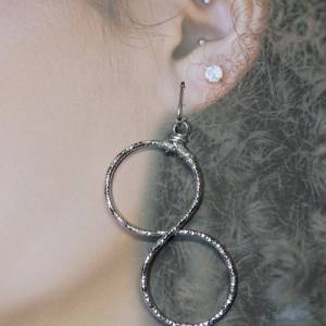 Elegante Unendlichkeit: Silberfarbene Infinity 8 - Ohrhänger mit Diamantschliff. 7x4cm Größe für zeitlose Eleganz 925 St Bild 1