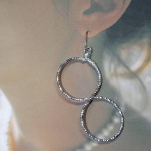 Elegante Unendlichkeit: Silberfarbene Infinity 8 - Ohrhänger mit Diamantschliff. 7x4cm Größe für zeitlose Eleganz 925 St Bild 2