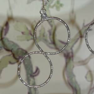 Elegante Unendlichkeit: Silberfarbene Infinity 8 - Ohrhänger mit Diamantschliff. 7x4cm Größe für zeitlose Eleganz 925 St Bild 3