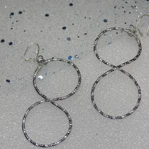 Elegante Unendlichkeit: Silberfarbene Infinity 8 - Ohrhänger mit Diamantschliff. 7x4cm Größe für zeitlose Eleganz 925 St Bild 5