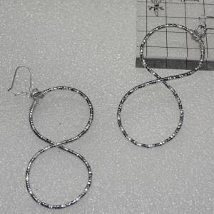 Elegante Unendlichkeit: Silberfarbene Infinity 8 - Ohrhänger mit Diamantschliff. 7x4cm Größe für zeitlose Eleganz 925 St Bild 6