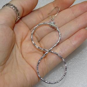 Elegante Unendlichkeit: Silberfarbene Infinity 8 - Ohrhänger mit Diamantschliff. 7x4cm Größe für zeitlose Eleganz 925 St Bild 9