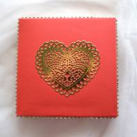 Geschenkbox mit Deckel rot-gold mit Herzmotiv (Nr. 1) Bild 1