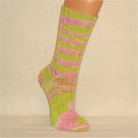 Einzelpaar handgestrickte Socken, Strümpfe Gr. 40/41, Damensocken in grasgrün, pink und weiß Bild 6