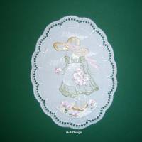 Spitzendeckchen aus Plauener Spitze, weiß, Mädchen mit Hut und Blumen, Bogenkante mit Lochmuster,Baumwolle, oval Bild 1