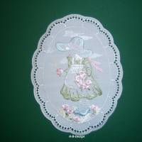 Spitzendeckchen aus Plauener Spitze, weiß, Mädchen mit Hut und Blumen, Bogenkante mit Lochmuster,Baumwolle, oval Bild 2