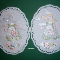 Spitzendeckchen aus Plauener Spitze, weiß, Mädchen mit Hut und Blumen, Bogenkante mit Lochmuster,Baumwolle, oval Bild 3
