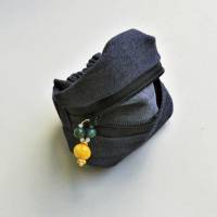 Praktische Handgelenkbörse von uns entworfen und gefertigt aus schwarzem Jeansstoff  honigfarbenem Bernsteinanhänger Bild 2