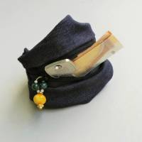Praktische Handgelenkbörse von uns entworfen und gefertigt aus schwarzem Jeansstoff  honigfarbenem Bernsteinanhänger Bild 4