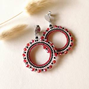 große rote Ohrringe, Glasperlen Ohrringe gefädelt, Kristall Ohrringe, Hoop Ohrringe, bunte Creolen mit Perlen Bild 1