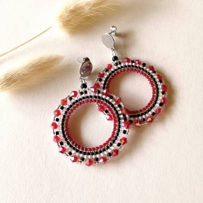 Rote Ohrringe aus Glasperlen | Schmuck Weihnachten | glitzernde Creolen Dunkelrot Schwarz Weiß | Perlenohrringe