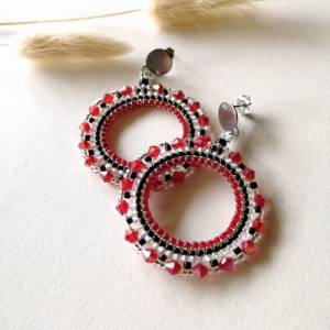 große rote Ohrringe, Glasperlen Ohrringe gefädelt, Kristall Ohrringe, Hoop Ohrringe, bunte Creolen mit Perlen Bild 2