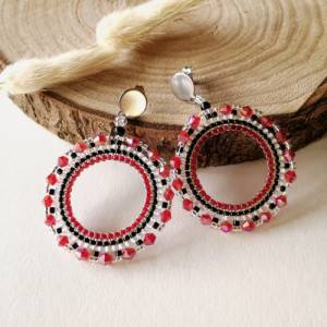 große rote Ohrringe, Glasperlen Ohrringe gefädelt, Kristall Ohrringe, Hoop Ohrringe, bunte Creolen mit Perlen Bild 4